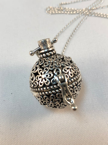Oil diffusing necklace flowered